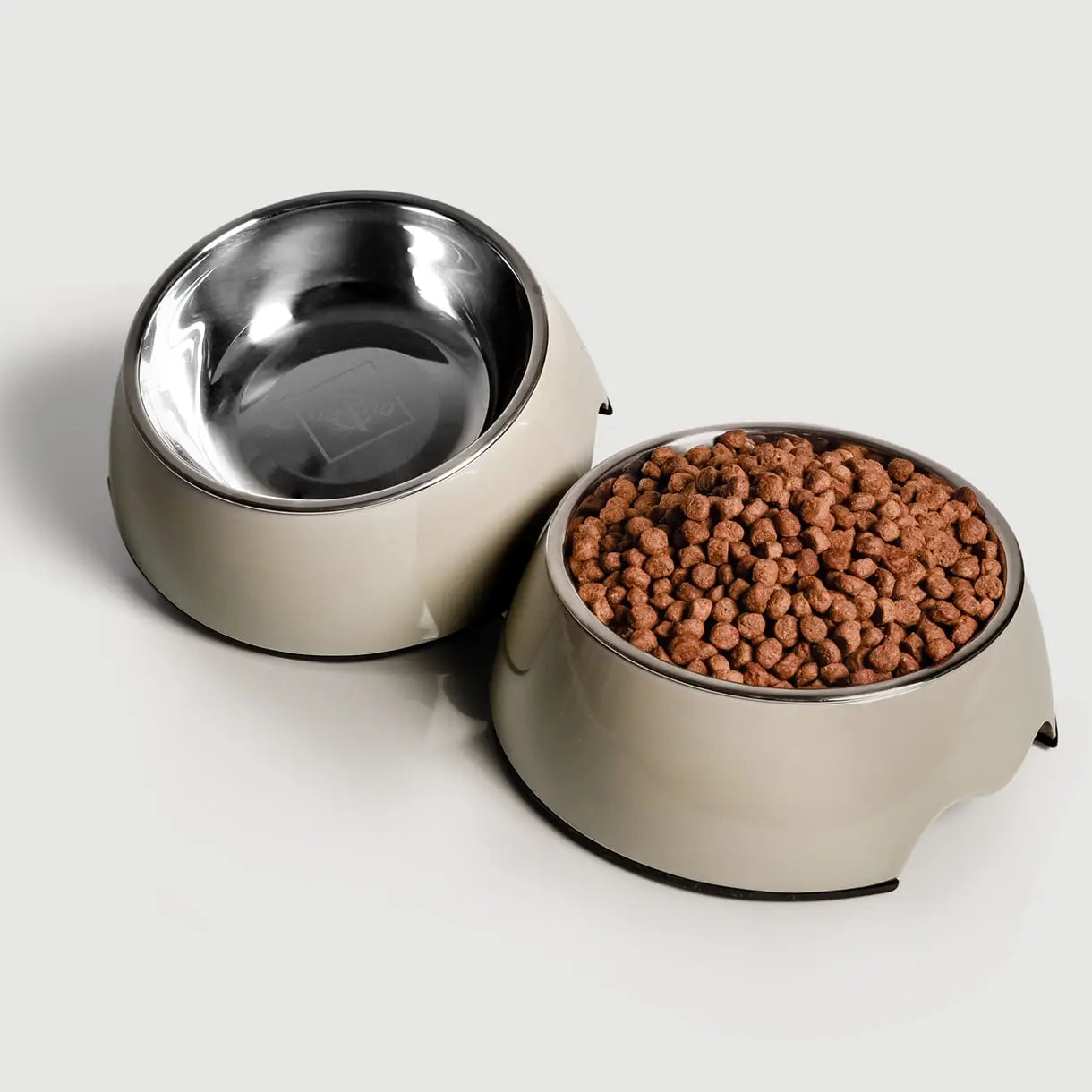 Foderskål 2-PAK – Melamin & Rustfrit Stål, Skridsikker & Holdbar i Taupe